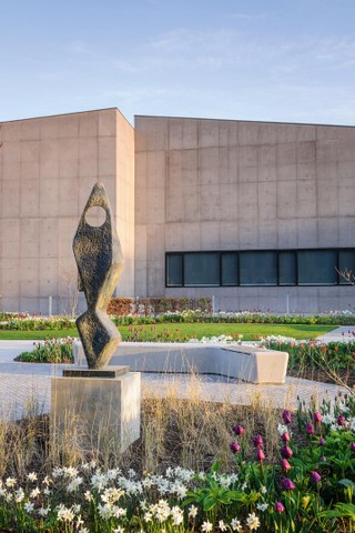 In spring, the sculpture Ascending Form (Gloria), 1958 by Barbara Hepworth is surrounded by a pool of Pennisetum ‘Fairy Tails’, brightened by the whites of ‘Thalia’ and ‘Toto’ daffodils and purple Tulipa ‘Negrita’.