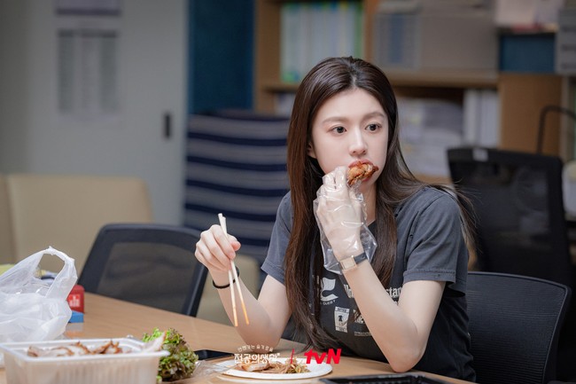 Go Yoon Jung Pakai Koleksi Pribadi di Drama Resident Playbook