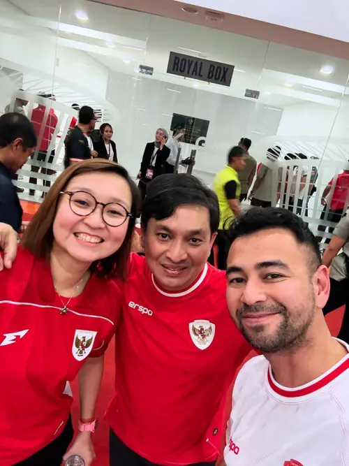 7 Potret Artis Nonton Timnas Indonesia vs China